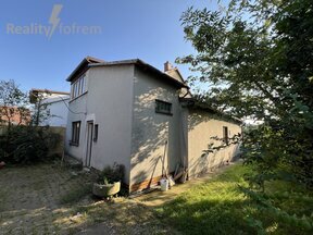 Prodej rodinného domu 102m², pozemek 1830 m²